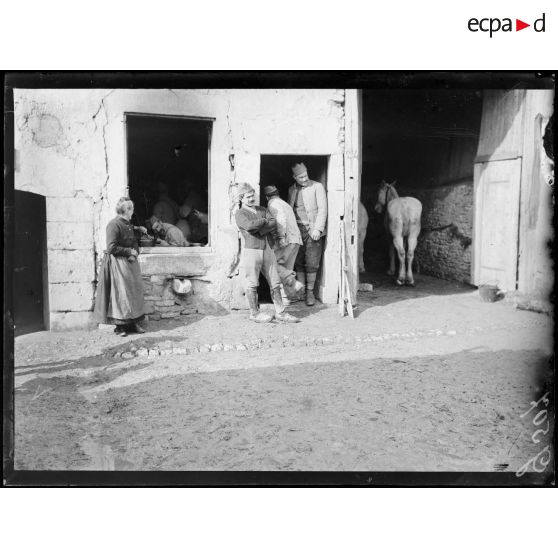 Dugny, cantonnement de repos. Soldat graveur. [légende d'origine]