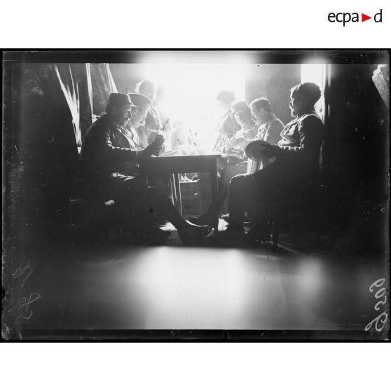 Dugny, Meuse, cantonnement de repos. La partie de carte. [légende d'origine]