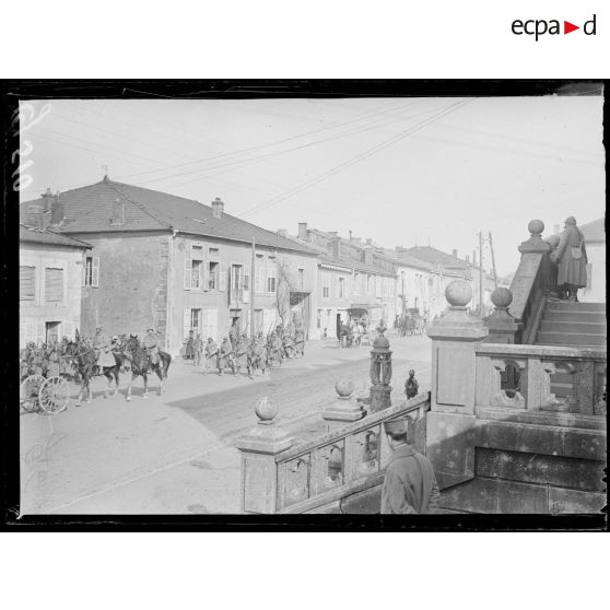 Souilly, Meuse, le général Guillaumat, commandant de la IIe armée assitant au retour des troupes des tranchées. [légende d'origine]