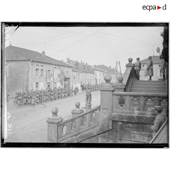 Souilly, Meuse, le général Guillaumat, commandant de la IIe armée assitant au retour des troupes des tranchées. [légende d'origine]