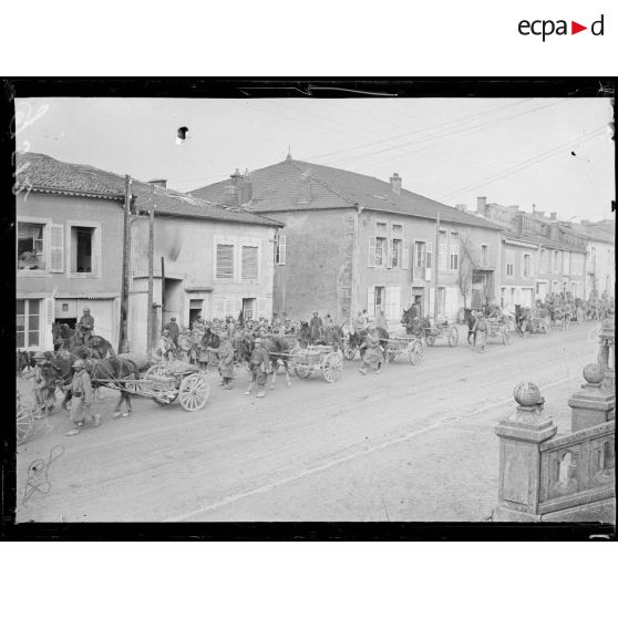 Souilly, Meuse, le général Guillaumat, commandant de la IIe armée assitant au retour des troupes des tranchées. [légende d'origine]