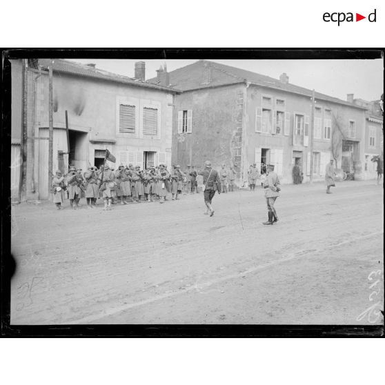Souilly, Meuse, le général Guillaumat, commandant de la IIe armée assitant au retour des troupes des tranchées. [légende d'origine]