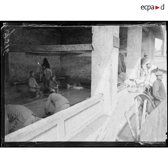 Dugny, le lavoir. [légende d'origine]