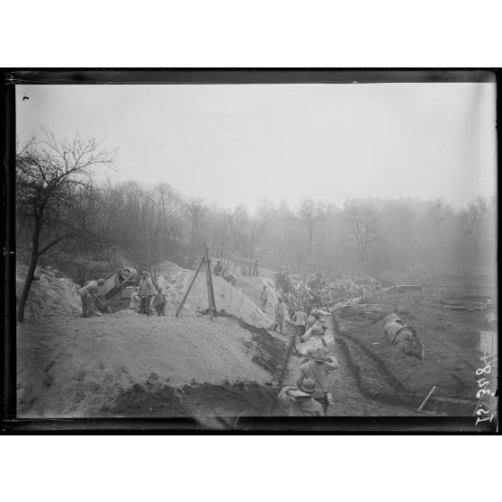 Villers-Franqueux, Marne, appareil pour creuser des abris de bombardements. Vue d'ensemble des chantiers de construction des abris de bombardements. [légende d'origine]