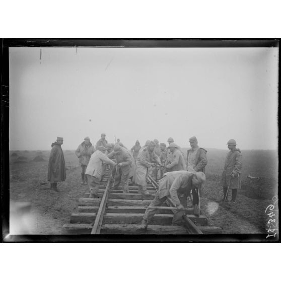 Près de la gare de Muizon, Marne, pose de voie ferrée sur la ligne de Reims. [légende d'origine]