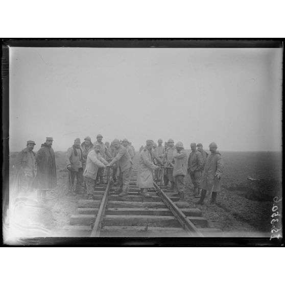 Près de la gare de Muizon, Marne, pose de voie ferrée sur la ligne de Reims. Pose des tire-fonds. [légende d'origine]