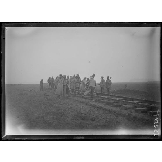 Près de la gare de Muizon, Marne, pose de voie ferrée sur la ligne de Reims. Pose des tire-fonds. [légende d'origine]