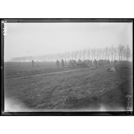 Près de la gare de Muizon, Marne, pose de voie ferrée sur la ligne de Reims. Arrivée des traverses. [légende d'origine]
