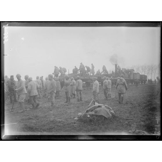Près de la gare de Muizon, Marne, pose de voie ferrée sur la ligne de Reims. Déchargement des rails. [légende d'origine]