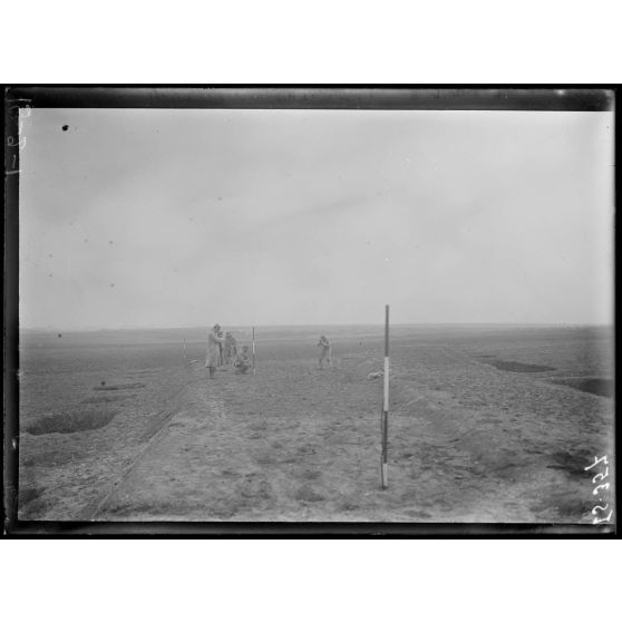 Près de la gare de Muizon, Marne, pose de voie ferrée sur la ligne de Reims. Tracé de voie ferrée. [légende d'origine]