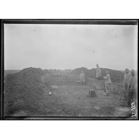 Près de la gare de Muizon, Marne, pose de voie ferrée sur la ligne de Reims. Ensemble de la voie. [légende d'origine]