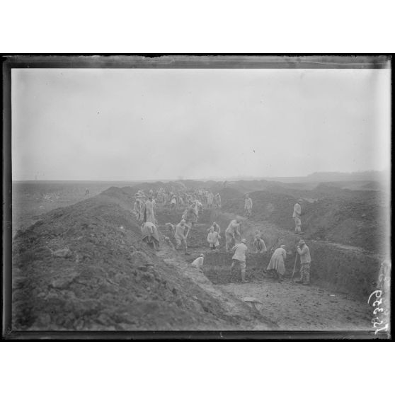 Près de la gare de Muizon, Marne, pose de voie ferrée sur la ligne de Reims. [légende d'origine]