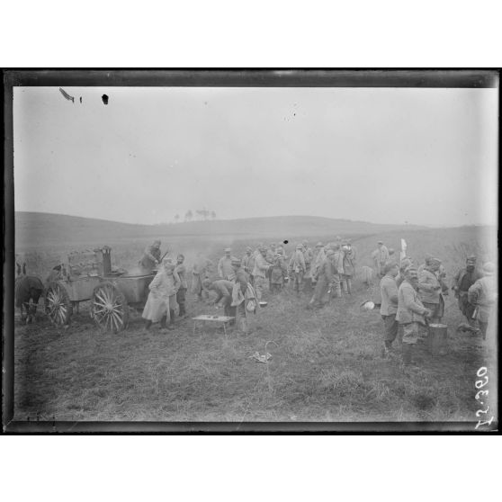 Près de la gare de Muizon, Marne, pose de voie ferrée sur la ligne de Reims. Les travailleurs à la soupe. [légende d'origine]