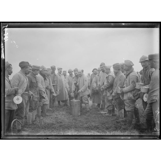 Près de la gare de Muizon, Marne, pose de voie ferrée sur la ligne de Reims. Les travailleurs à la soupe. [légende d'origine]