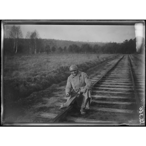 Région de Chenay, Marne, fausse voie en bois conduisant aux faux canons de bois. [légende d'origine]