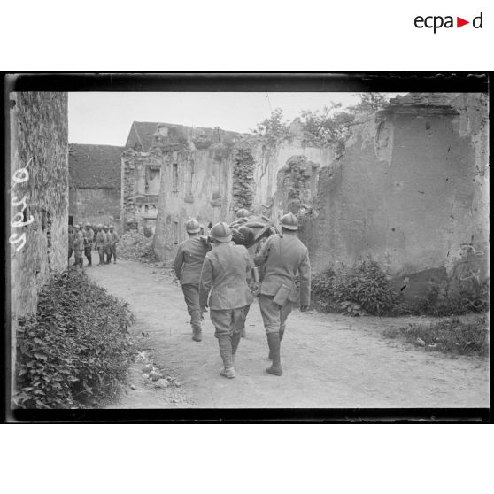 Craonnelle. Aisne. Evacuation d'un blessé. [légende d'origine]