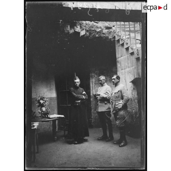 Craonnelle. Devant les caves du château. [légende d'origine]