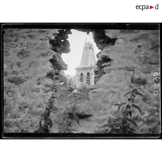 Le clocher de Craonnelle. Vue par un trou d'obus. [légende d'origine]