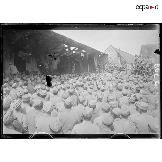 Maizy. Aisne. Le théâtre dans une ferme le 14 juillet. [légende d'origine]