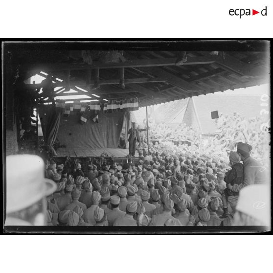 Maizy. Aisne. Le théâtre. La scène et les spectateurs. [légende d'origine]
