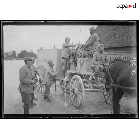 [Véhicule hippomobile transportant et distribuant de l'eau potable.]