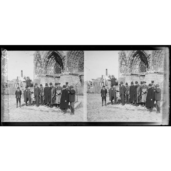 Reims. Visite d'une mission américaine (agriculture). La mission devant la cathédrale. [légende d'origine]