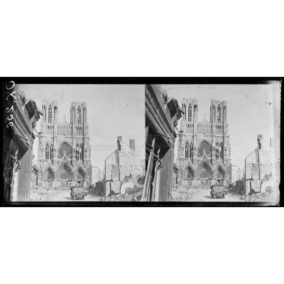 Reims. Visite d'une mission américaine (agriculture). La mission quitte la cathédrale. [légende d'origine]