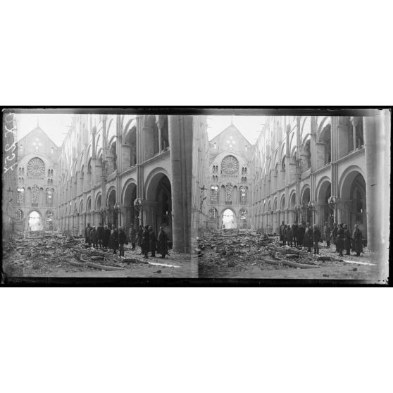 Reims. Visite d'une mission américaine (agriculture). la mission à l'intérieur de l'église Saint-Rémi. [légende d'origine]