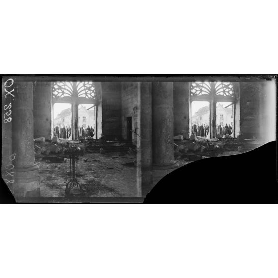 Reims. Visite d'une mission américaine (agriculture). La mission à l'église Saint-Rémi devant la porte du transept. [légende d'origine]