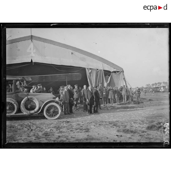En Belgique, visite du président de la République portugaise au camp d'aviation. Le roi des Belges attendant le président. [légende d'origine]