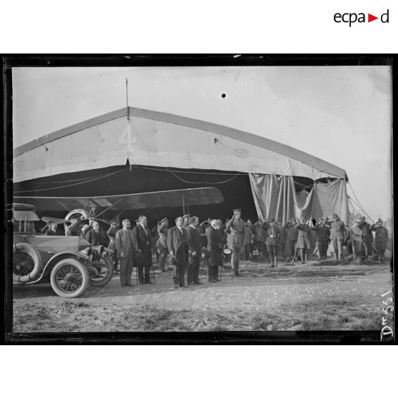 En Belgique, visite du président de la République portugaise au camp d'aviation. Le roi des Belges attendant le président. [légende d'origine]