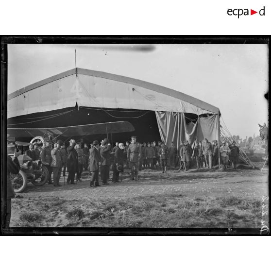 En Belgique, visite du président de la République portugaise au camp d'aviation. Le roi des Belges attendant le président. [légende d'origine]