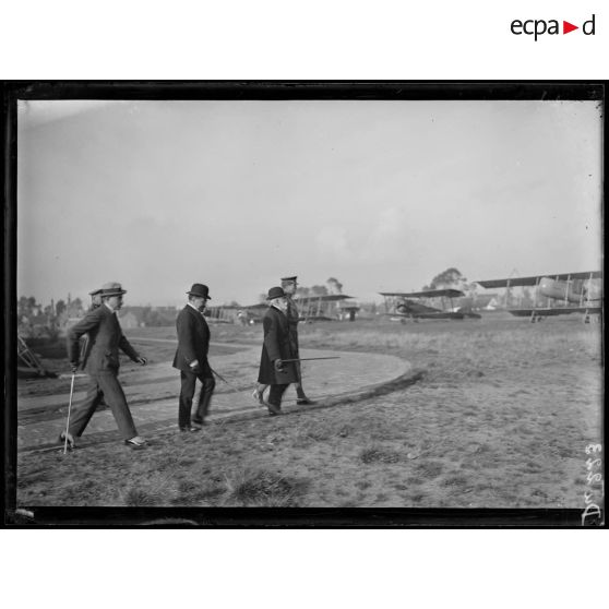 En Belgique, visite du président de la République portugaise au camp d'aviation. Le roi des Belges attendant le président. [légende d'origine]