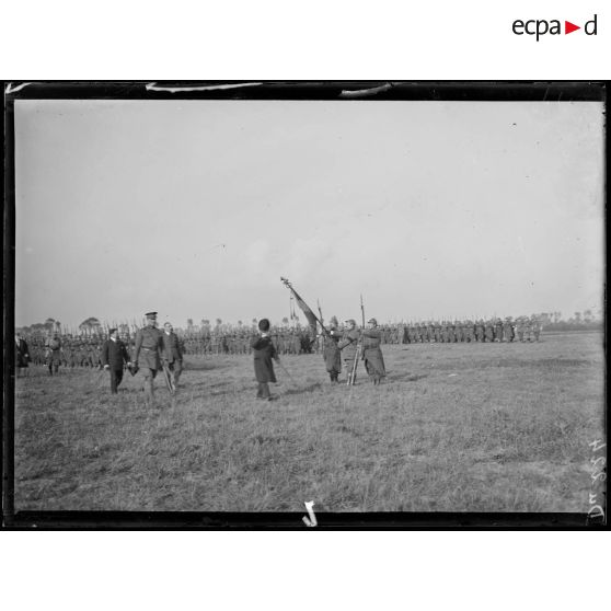 En Belgique, visite du président de la République portugaise au camp d'aviation. Le roi des Belges attendant le président. [légende d'origine]