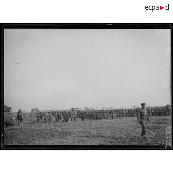 En Belgique, visite du président de la République portugaise au camp d'aviation. Le président de la République salue le drapeau. [légende d'origine]