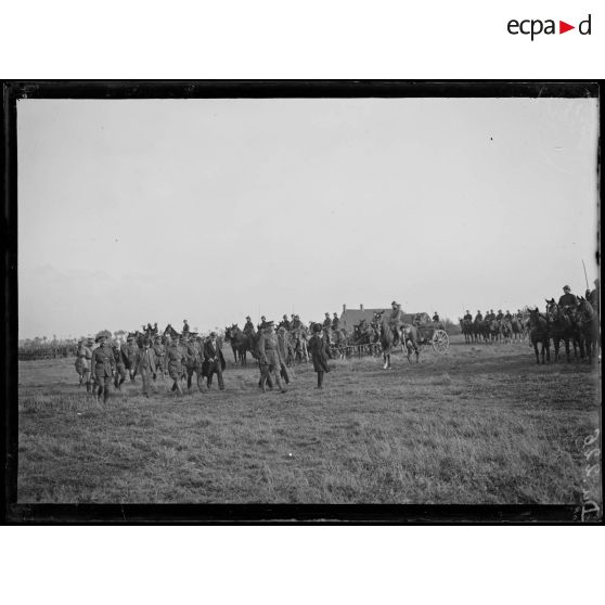 En Belgique, visite du président de la République portugaise au camp d'aviation. Revue des troupes. [légende d'origine]