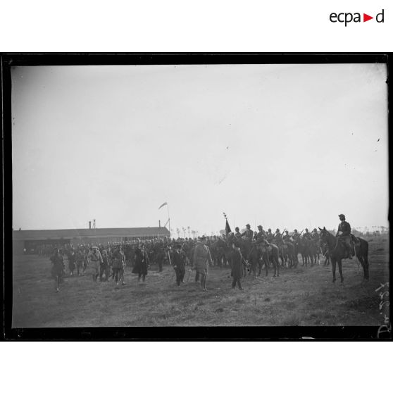 En Belgique, visite du président de la République portugaise au camp d'aviation. Revue des troupes. [légende d'origine]