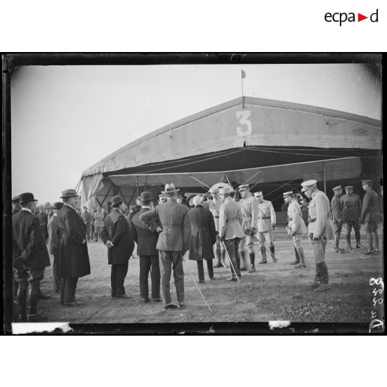 En Belgique, visite du président de la République portugaise au camp d'aviation. Revue des troupes. [légende d'origine]