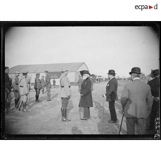En Belgique, visite du président de la République portugaise au camp d'aviation. Revue des troupes. [légende d'origine]