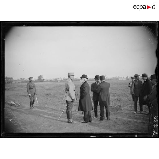 En Belgique, visite du président de la République portugaise au camp d'aviation. Le président s'entretenant avec un officier français. [légende d'origine]