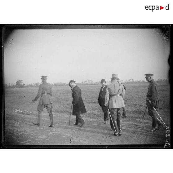 En Belgique, visite du président de la République portugaise au camp d'aviation. [légende d'origine]