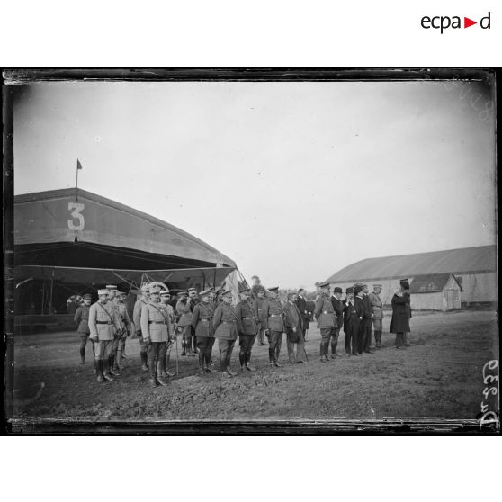 En Belgique, visite du président de la République portugaise au camp d'aviation. [légende d'origine]