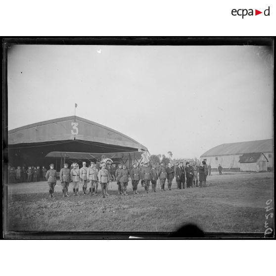 En Belgique, visite du président de la République portugaise au camp d'aviation. [légende d'origine]