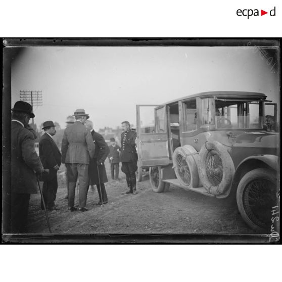 En Belgique, visite du président de la République portugaise au camp d'aviation. [légende d'origine]