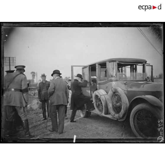 En Belgique, visite du président de la République portugaise au camp d'aviation. [légende d'origine]