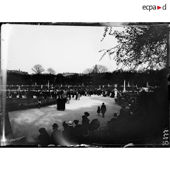 Le jardin du Luxembourg à Paris, au printemps 1916. [légende d'origine]