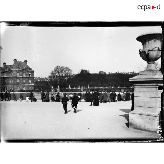 Le jardin du Luxembourg à Paris, au printemps 1916. [légende d'origine]