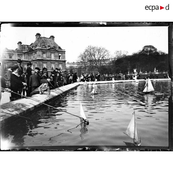 Le jardin du Luxembourg à Paris, au printemps 1916. [légende d'origine]