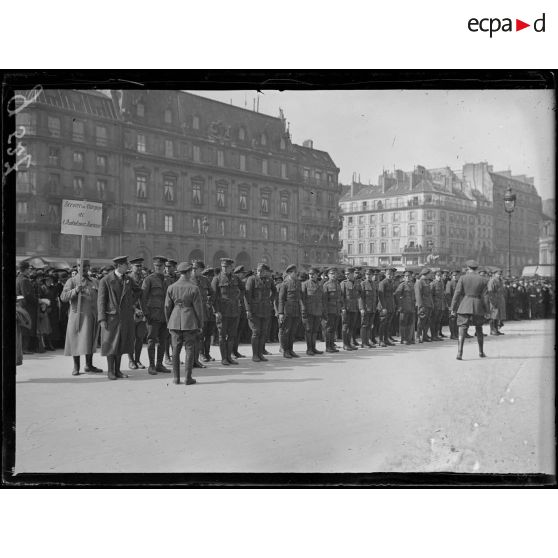 Paris, manifestation France Amérique "Washington et de La Fayette". Place de l'hôtel de ville. La délégation américaine. [légende d'origine]