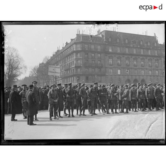 Paris, manifestation France Amérique "Washington et de La Fayette". Place de l'hôtel de ville. La délégation américaine. [légende d'origine]